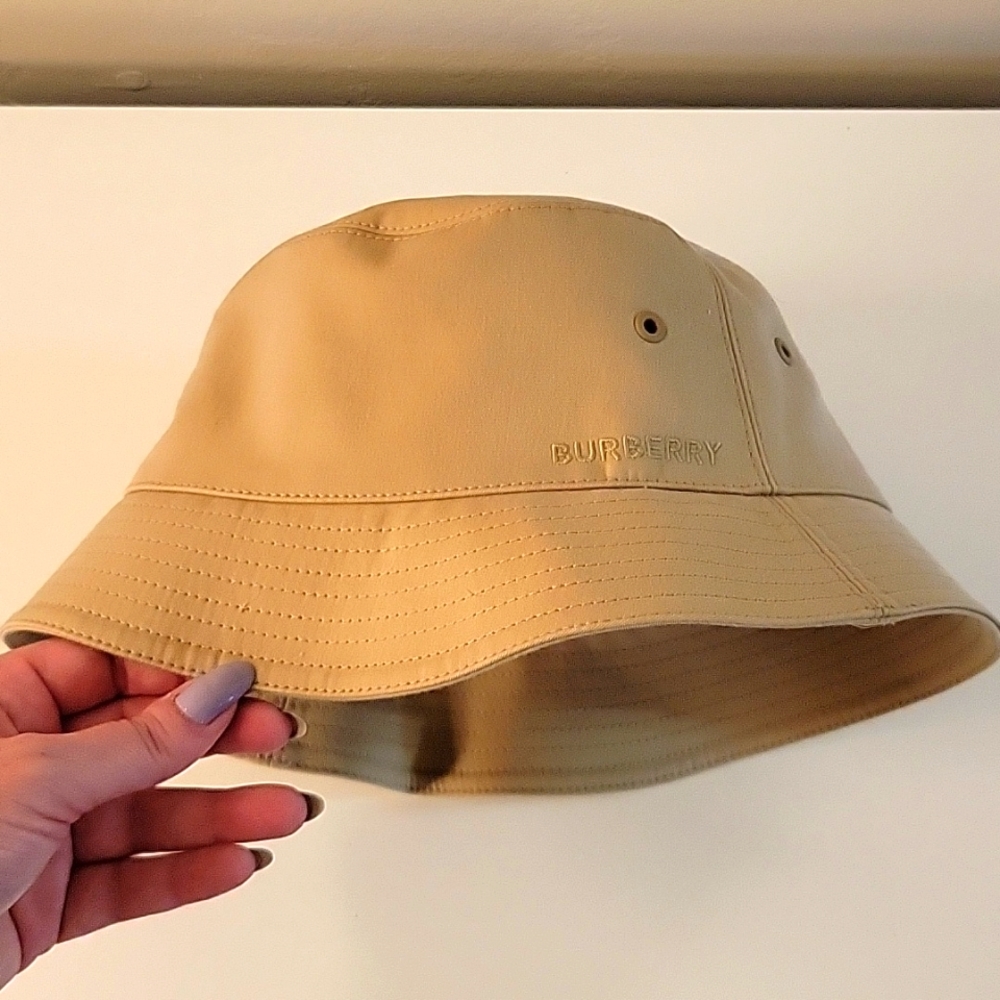 NWOT Burberry Bucket hat